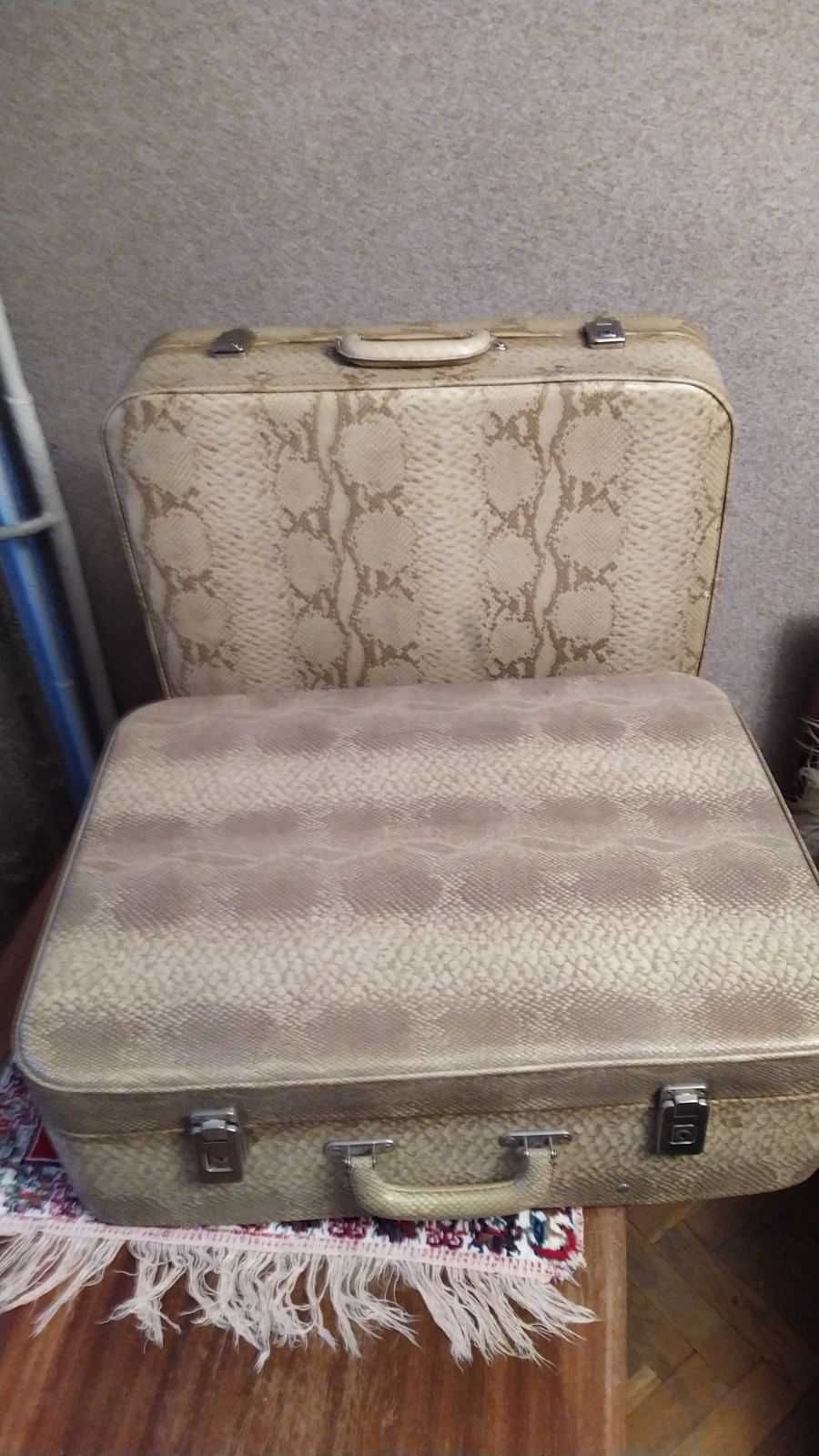 Два големи ретро пътнически кожени куфара