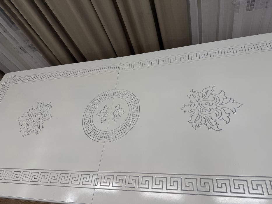 Продается стол в гостиную