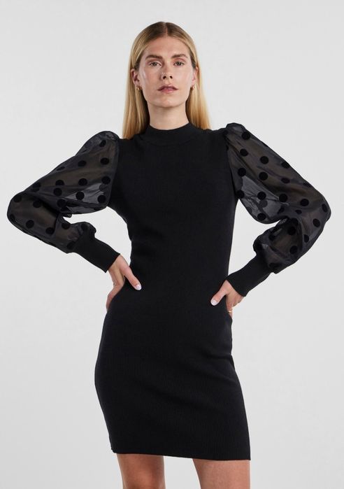 Плетена рокля с тюлени буфан ръкави на точки