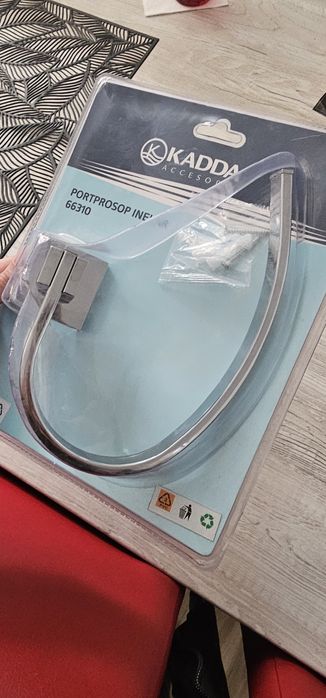 Vand un suport hartie wc si 2 suport prosop