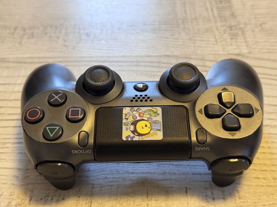 PlayStation 4 PRO cu 2 manete