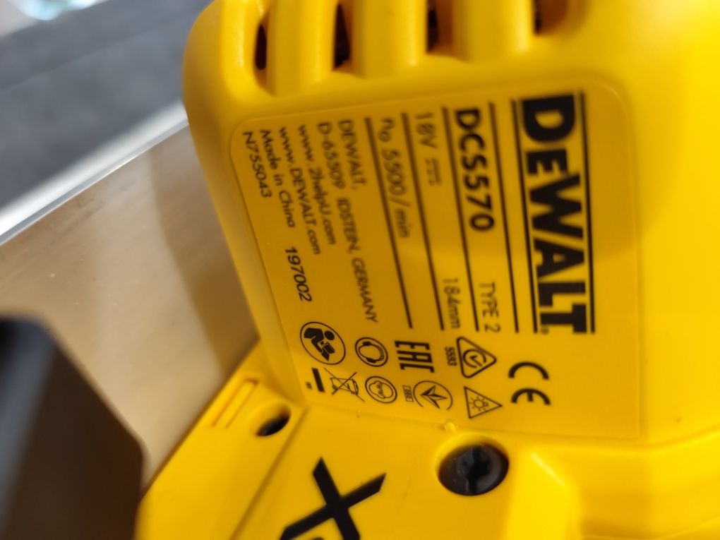 Безчетков акумулаторен ръчен циркуляр Девалт DeWALT DCS 570 184mm