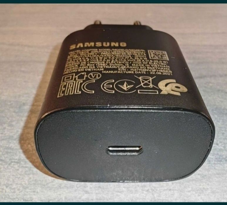 Vând încărcător Samsung și căști wireless
