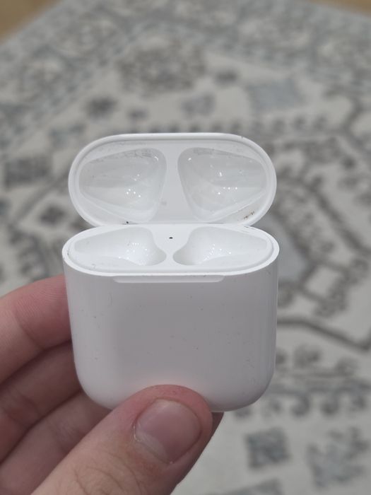 продам кейс от наушников Airpods 2 оригинал.ТОЛЬКО КЕЙС БЕЗ НАУШНИКОВ