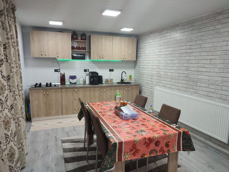 Vând bucătărie făcută pe comanda ,se vinde cu tot cu aragaz,chiuvetă