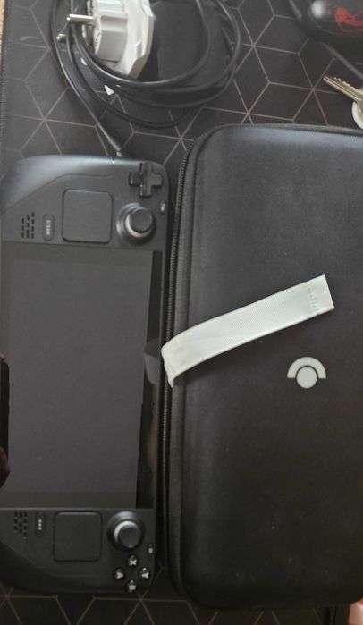 Продавам Steam Deck – 64GB (eMMC) + 128GB microSD + оригинален калъф