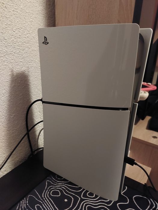 Продавам ps 5 с 1 контроллер