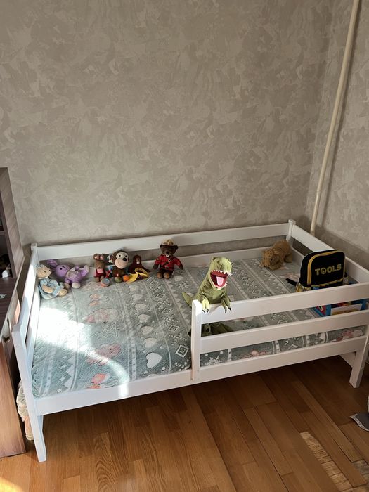 Детская кровать: размер 167х87 см