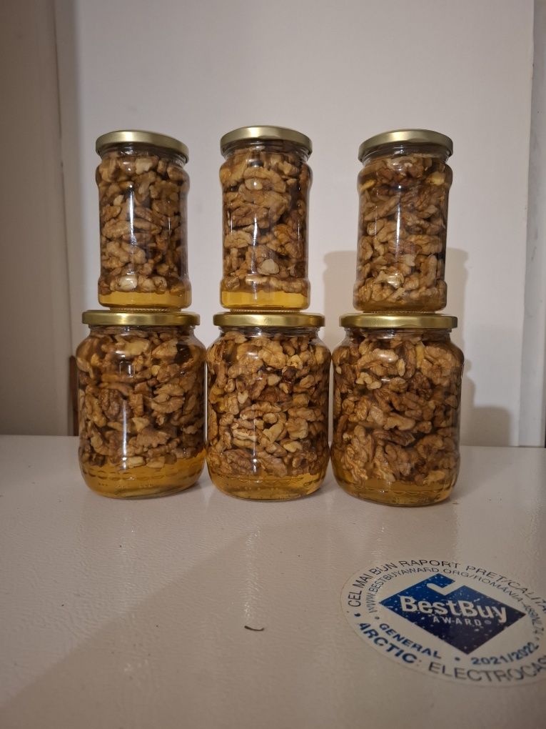 Miere de salcam cu nucă