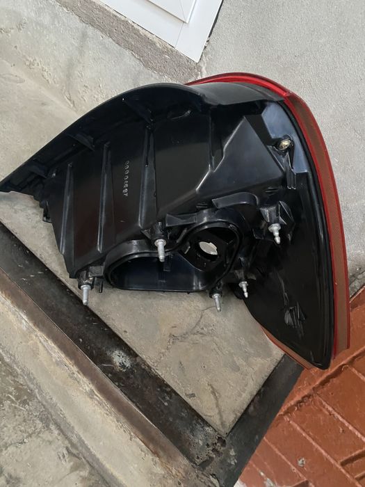 Zadniy fara nissan tiida chap tarafi