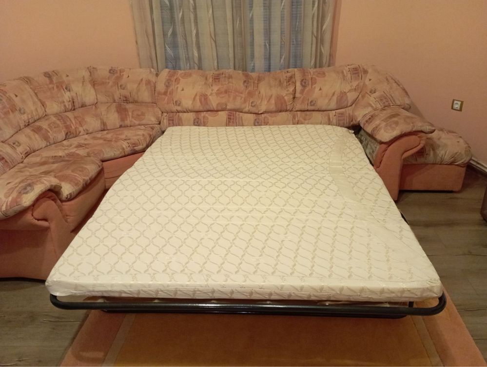 Ъглов разтегателен диван в отлично състояние