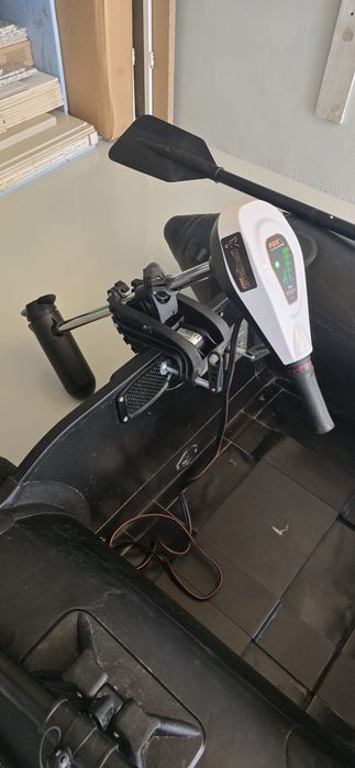Barca Starbaits cu motor si accesorii