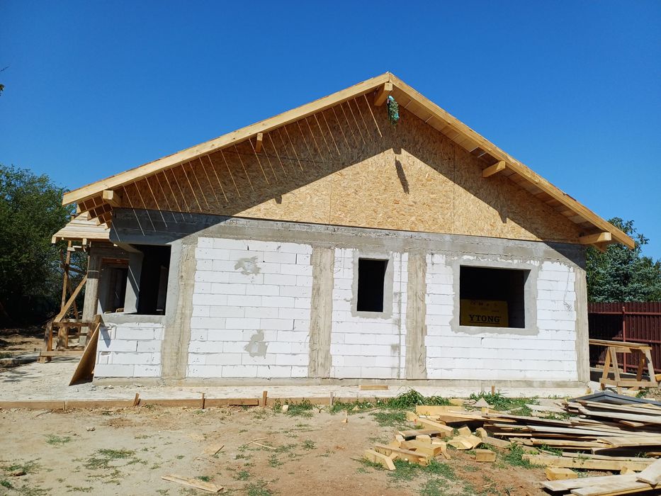 Costrucții case la rosu și la cheie