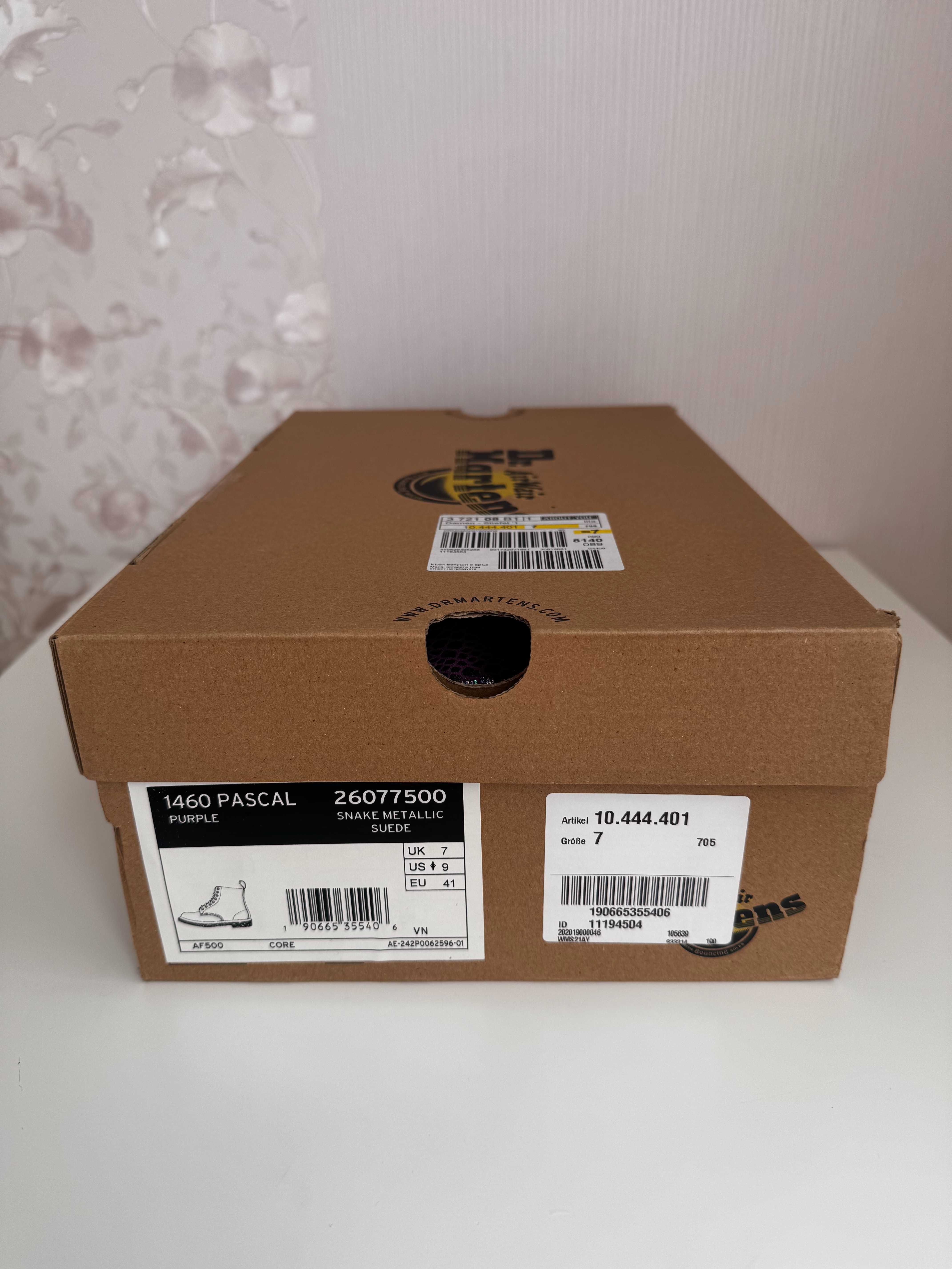 Лилави велурени боти Dr. Martens