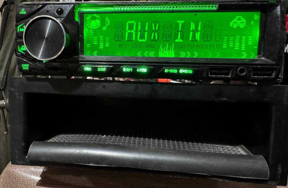 Продается китайская  магнитола с креплением для nexia 2