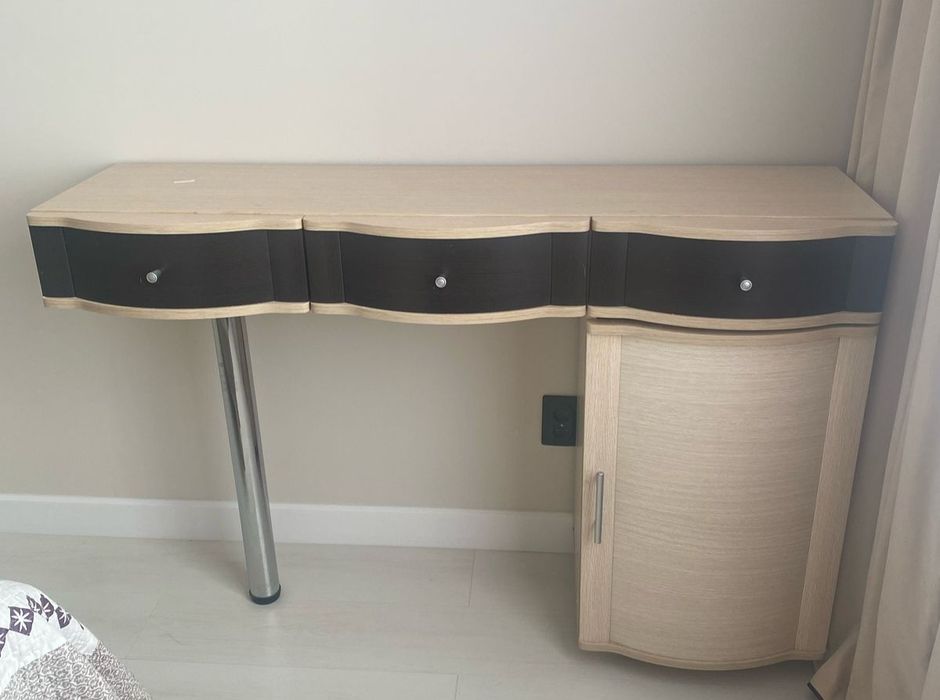 Продается туалетный столик с зеркалом