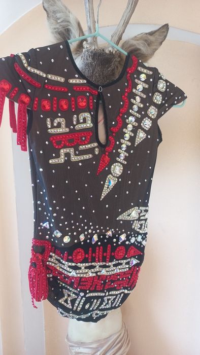 Продавам трико за художествена гимнастика