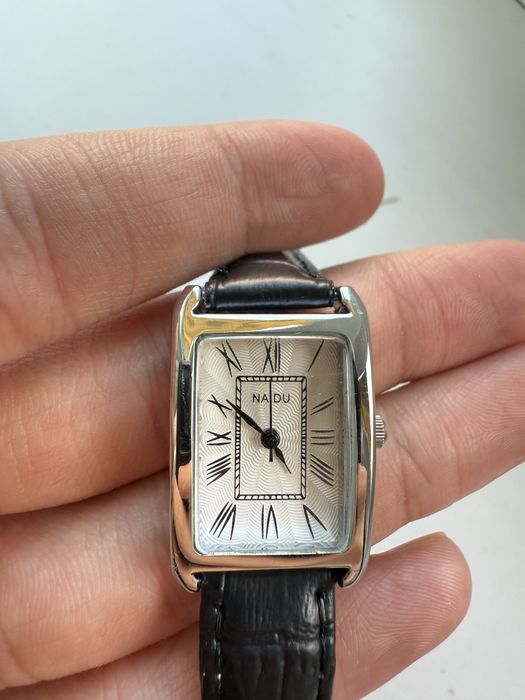 Женсике элегантные часы