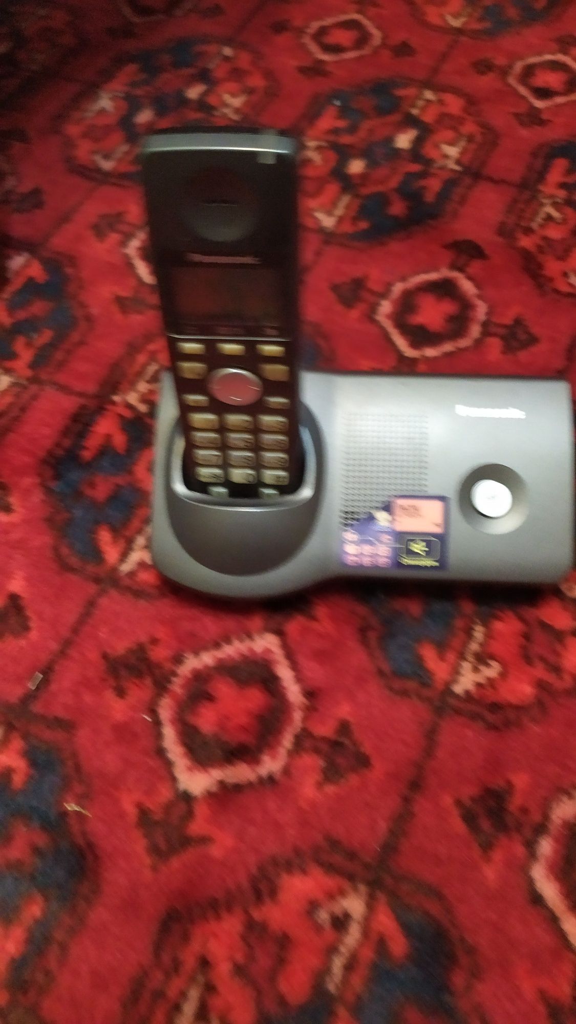 Кнопочный  красный стационарный телефон.