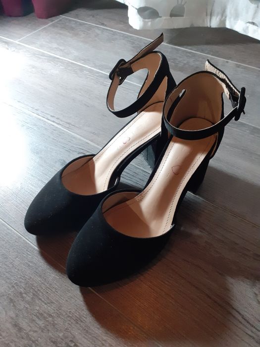 Vând sandale negre închise în față