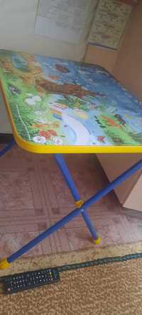 Детский стол со стулям