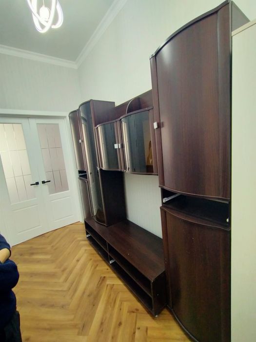 Шкаф в хорошем состоянии, все дверцы и задвижки  есть,