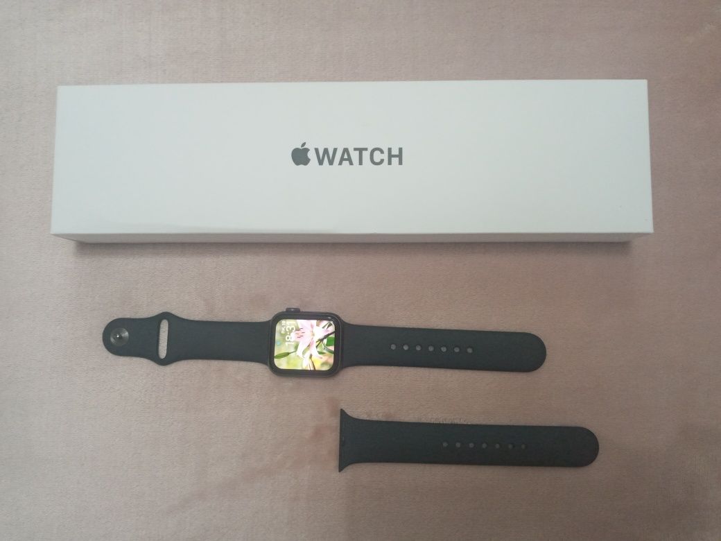Продам Apple watch se, 40 mm