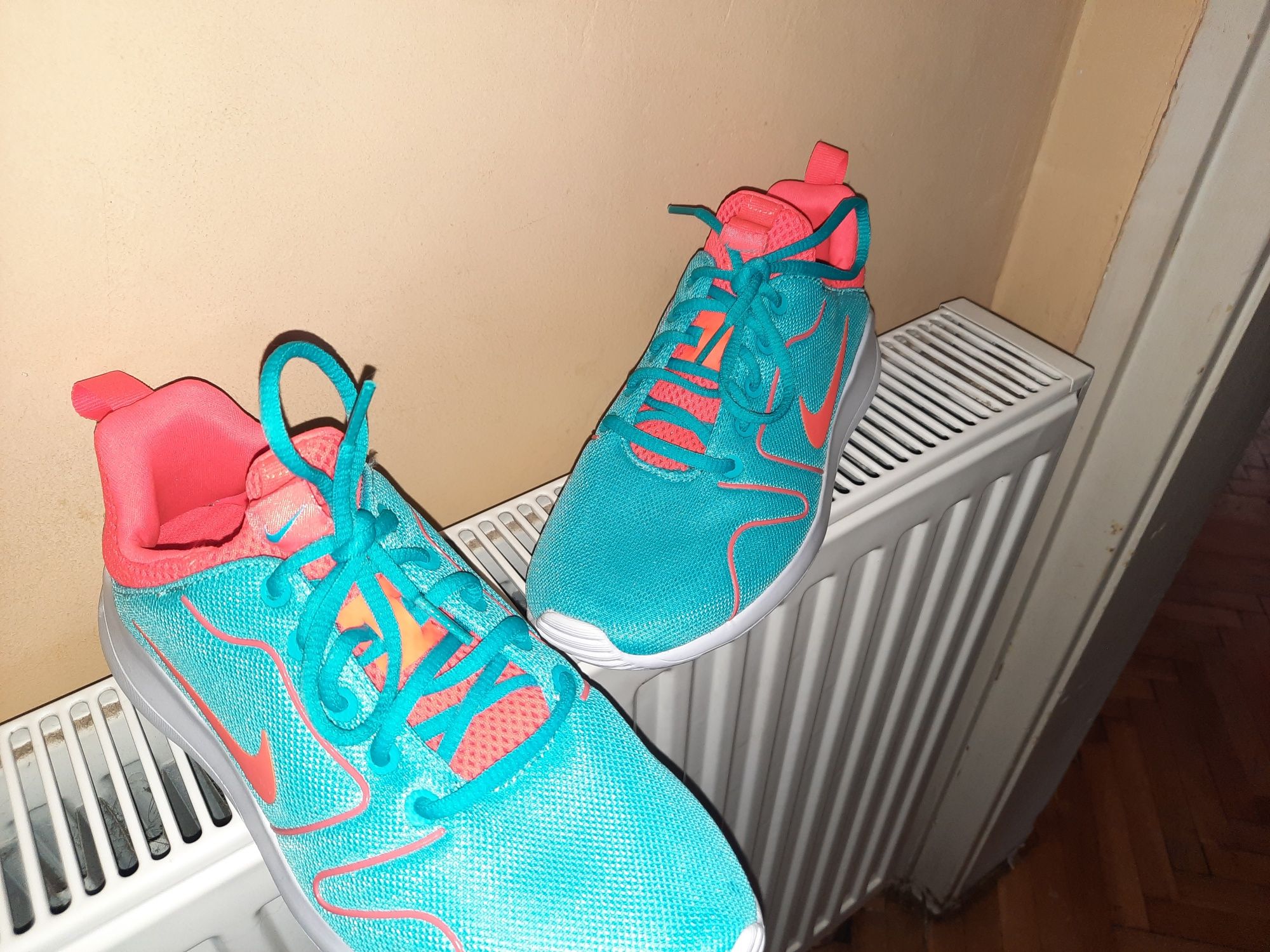 Маратонки  nike нови