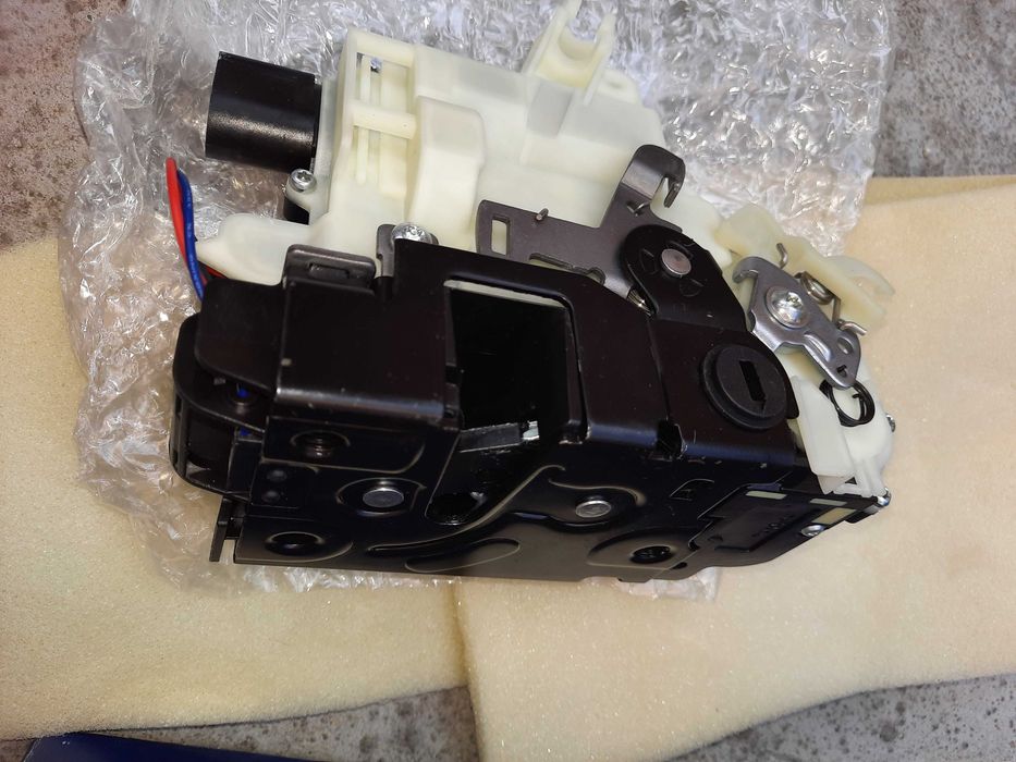 Incuietoare usa spate dreapta VW Golf / Passat , Skoda Octavia
