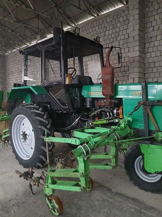 Traktor sotiladi komplekt shu turishi