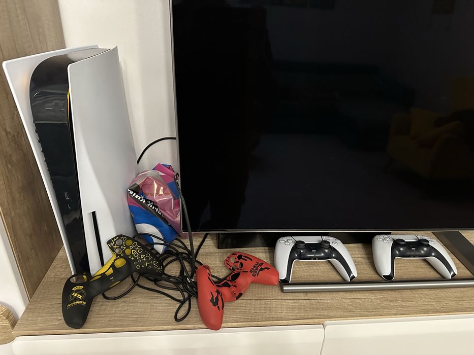 Playstation 5, с двумя джойстиками