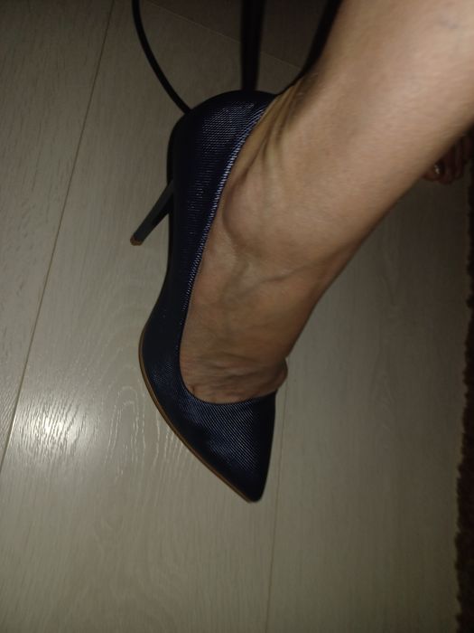 Vând pantofi dama, culoarea deosebita