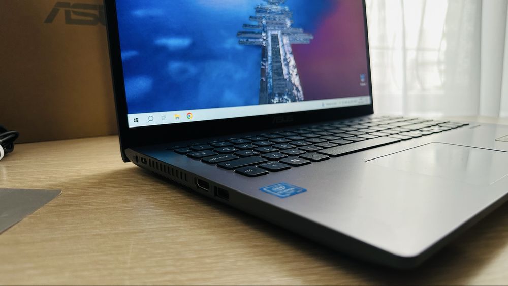 Ноутбук ASUS Vivobook 2024 с коробкой и документами