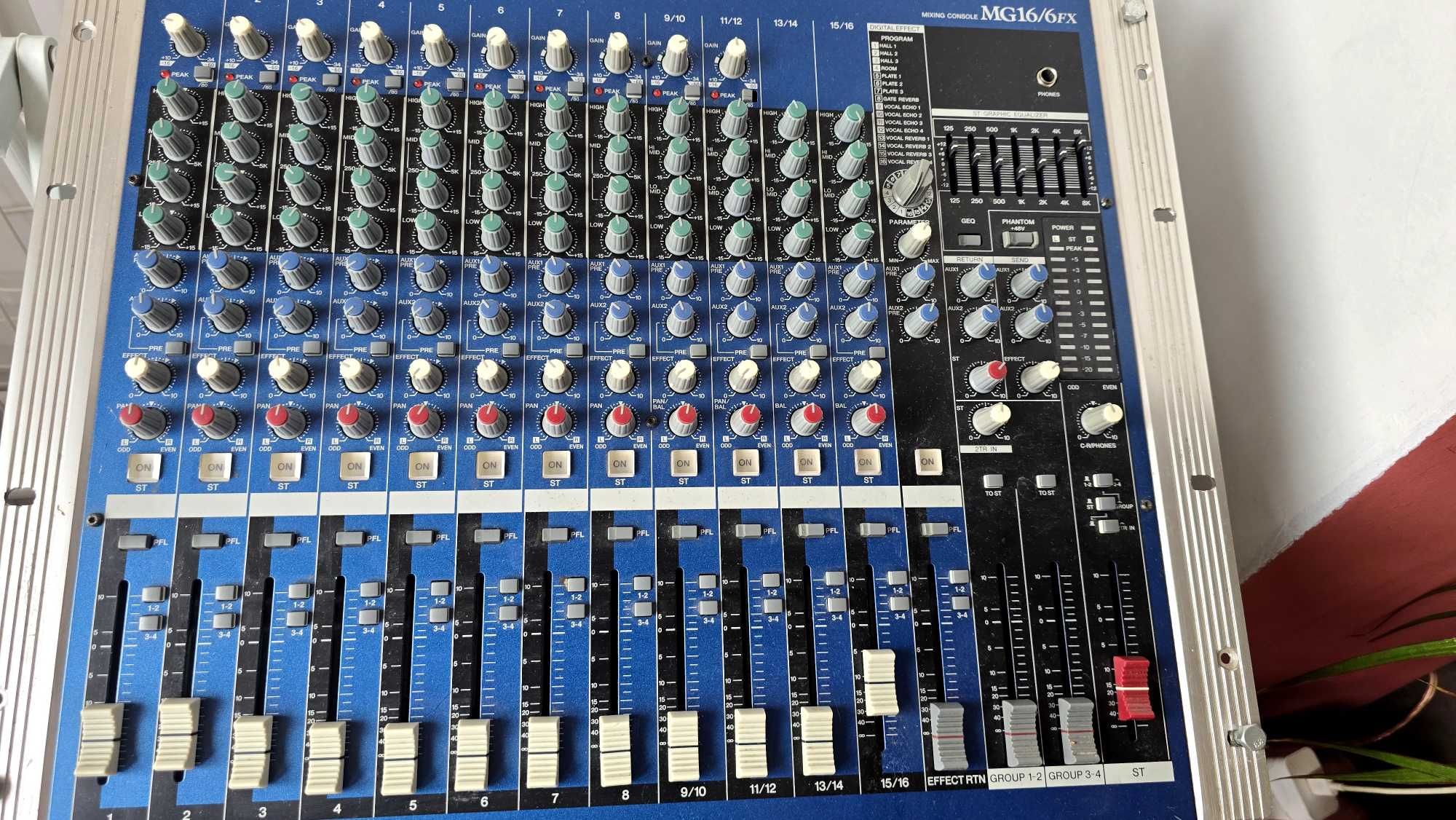 JBL JRX100  Behringer EP4000