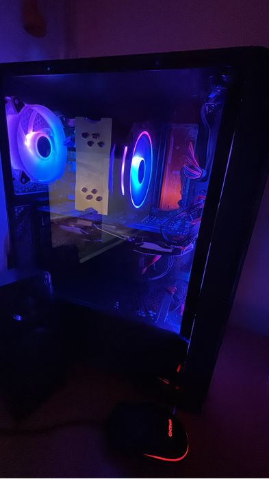 Vand pc de gamging cu tastatura si maus si castii