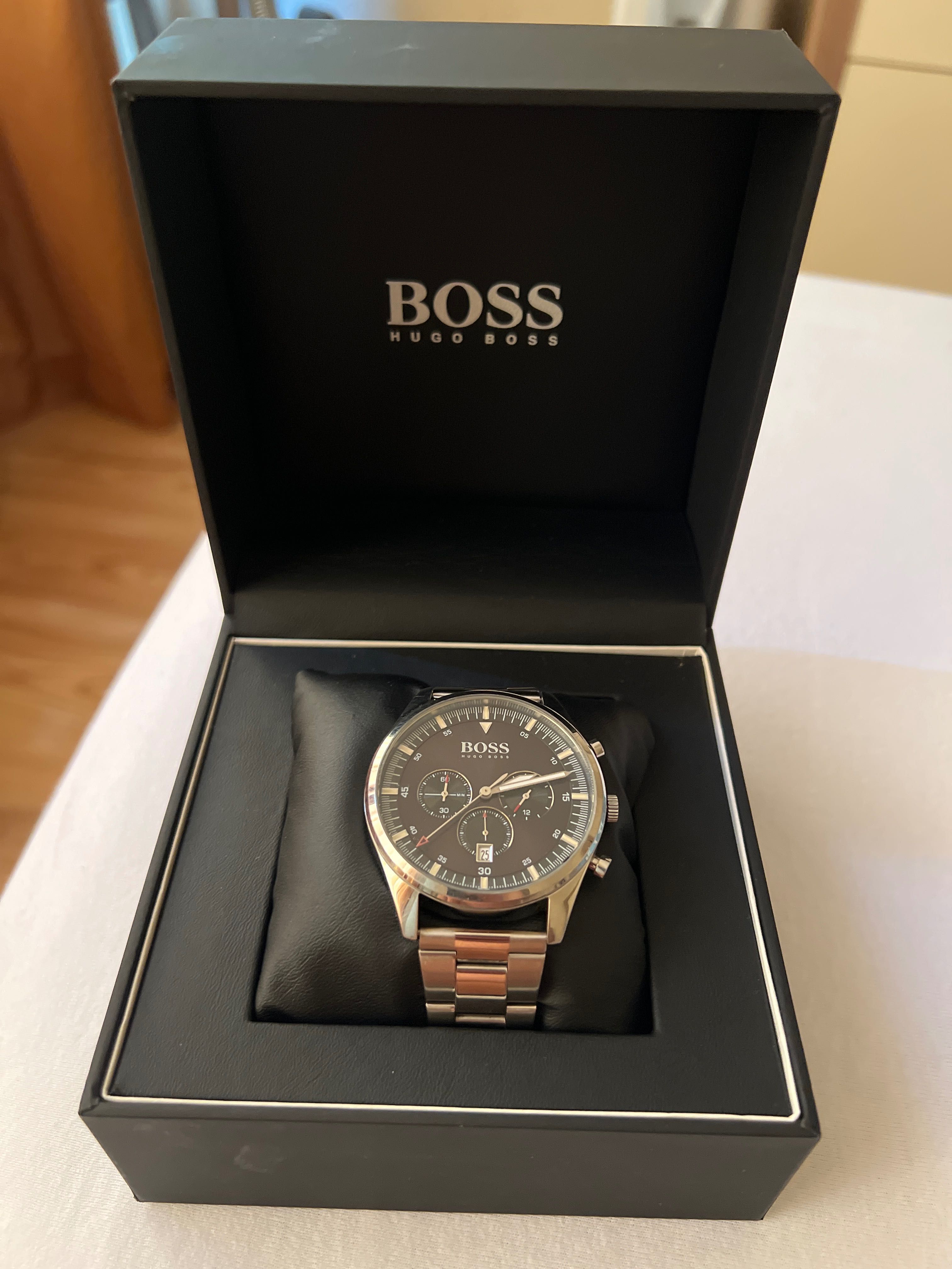 Часовник BOSS с батерия