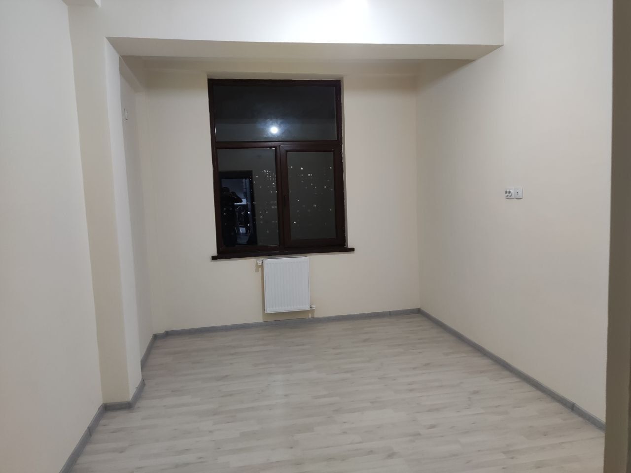 Yangi xayot Nur xayot 
1/8/10
300$ 
Pardasi bor Gilam Holodinik Kir mo