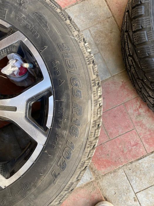 Зимние шины с шипами R16 в комплекте с диском все 4 б/у