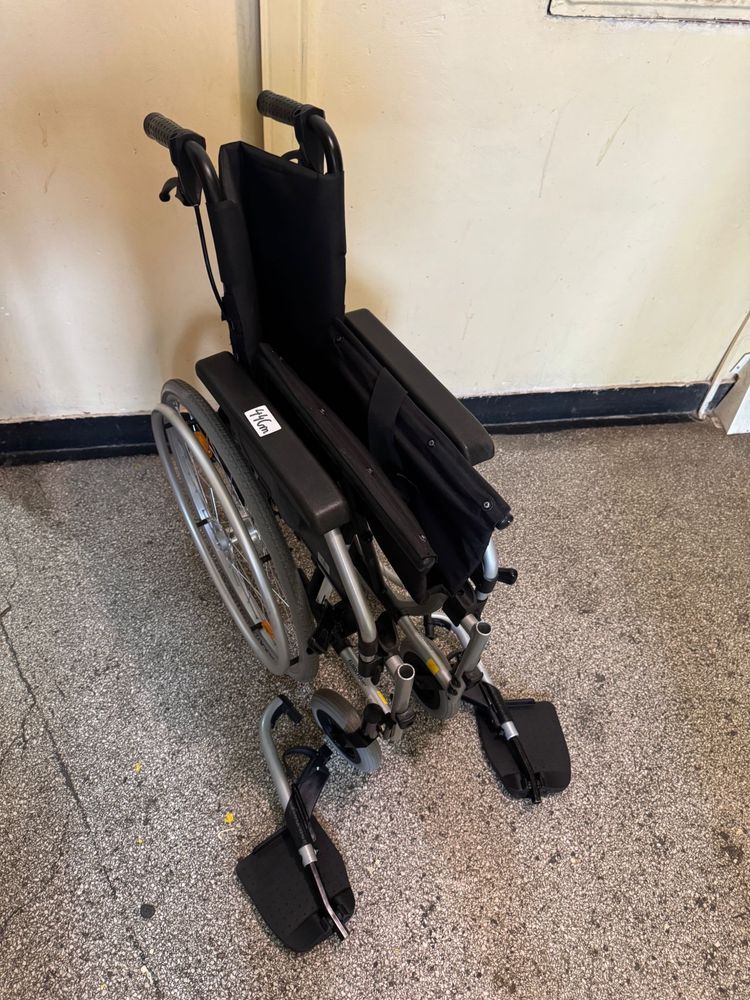 Carut scaun  din aluminiu batrani dizabilitati handica (ca noua)