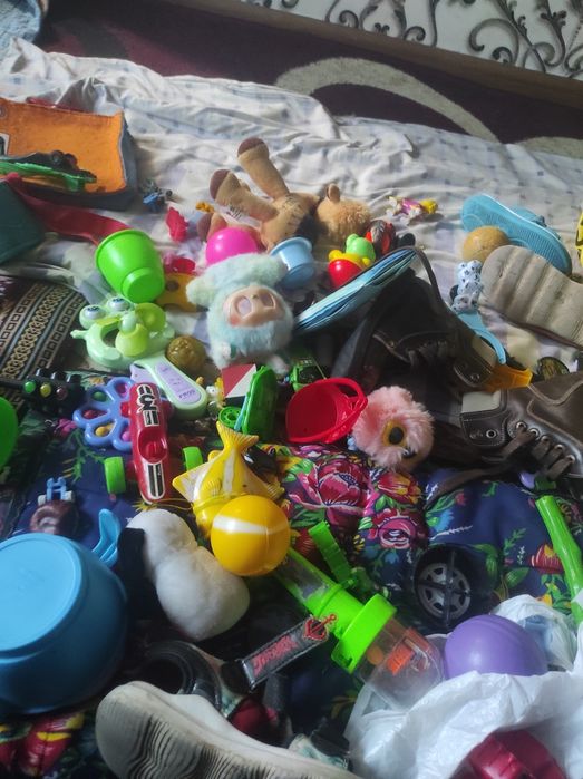 Игрушки и одежда.
