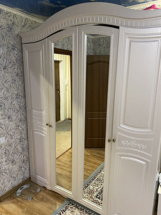 Продам шкаф, и тумбочки с зеркалом