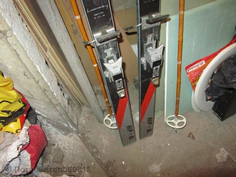 Продавам чифт ски ,автомати към тях и щеки -2 бр.-комплект