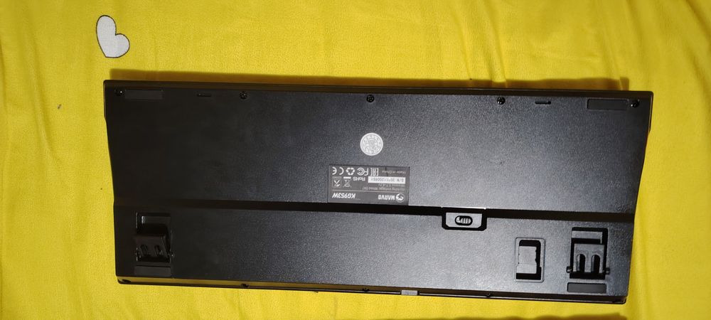 Vând tastatura gaming mecanica KG953W