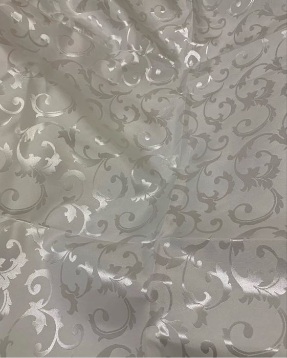 Скатерть и салфетки белые