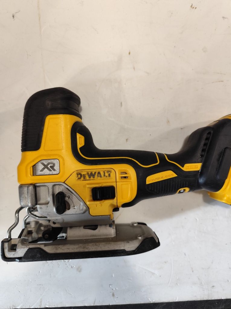 Безчетков акумулаторен прободен трион зеге Девалт DeWalt DCS335 + 5Ah
