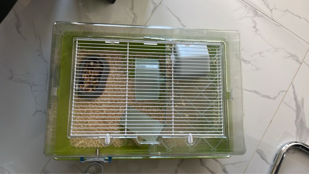 Продавам клетка за хамстери ,напълно оборудвана. Със пет мини хамстерч