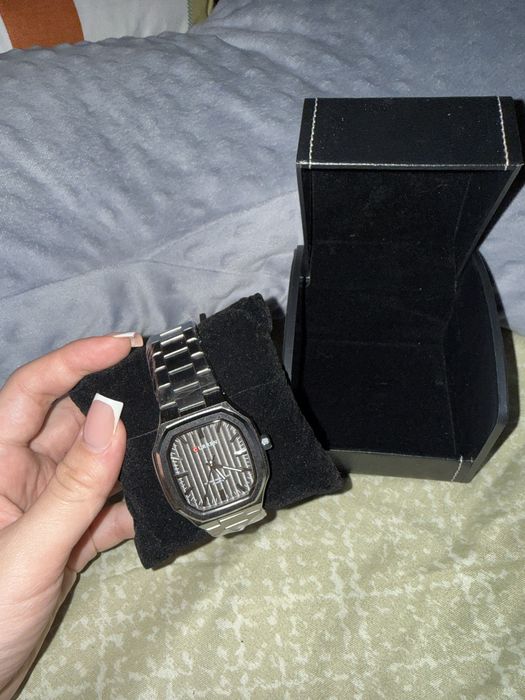 запечатанные часы Curren