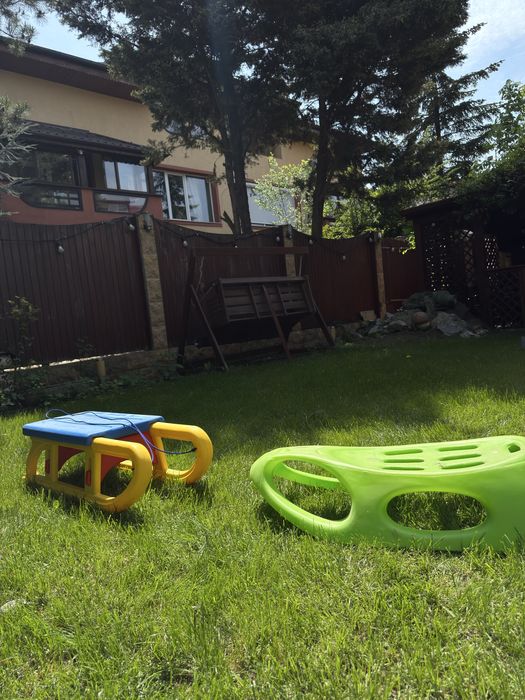 Vând 2 sănii copii din plastic – colorate, în stare foarte bună