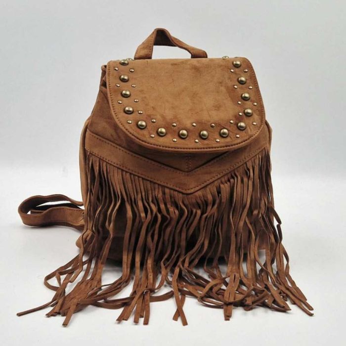 Велурена дамска раница с ресни и метални нитове