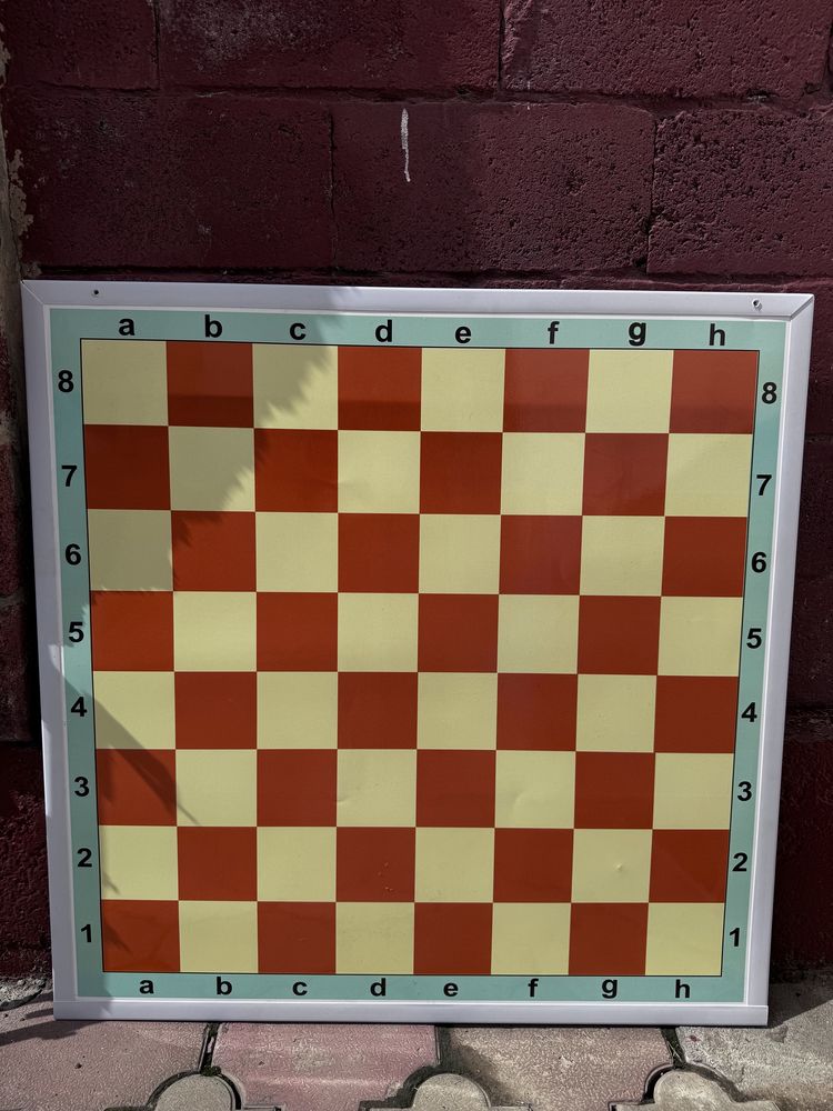 Шахматная доска с фигурами настенная